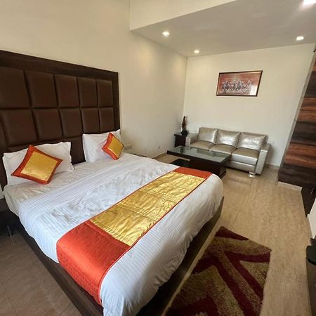 Hotel Royal Palace Hapur Esterno foto