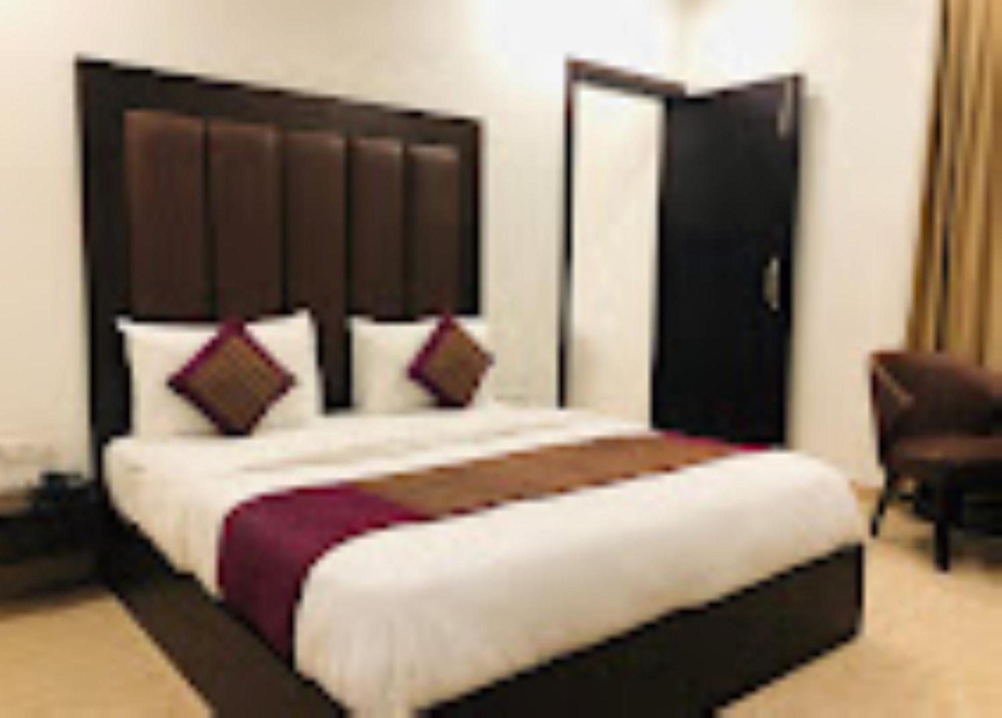 Hotel Royal Palace Hapur Esterno foto