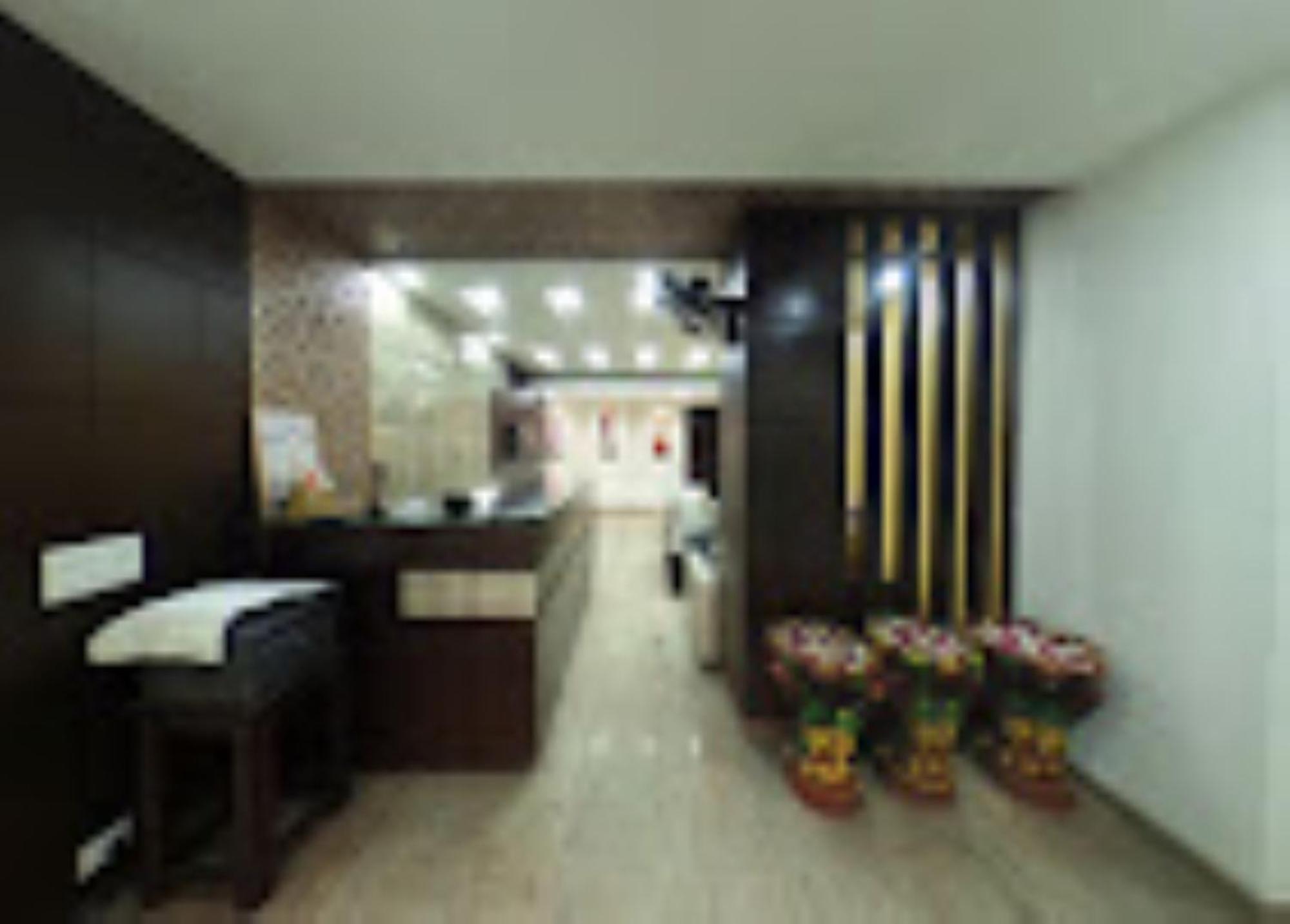 Hotel Royal Palace Hapur Esterno foto