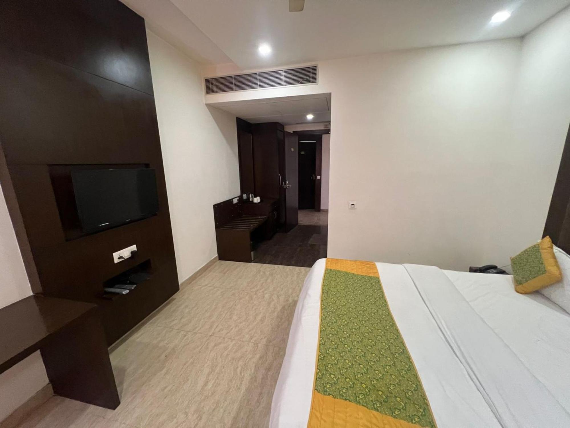 Hotel Royal Palace Hapur Esterno foto