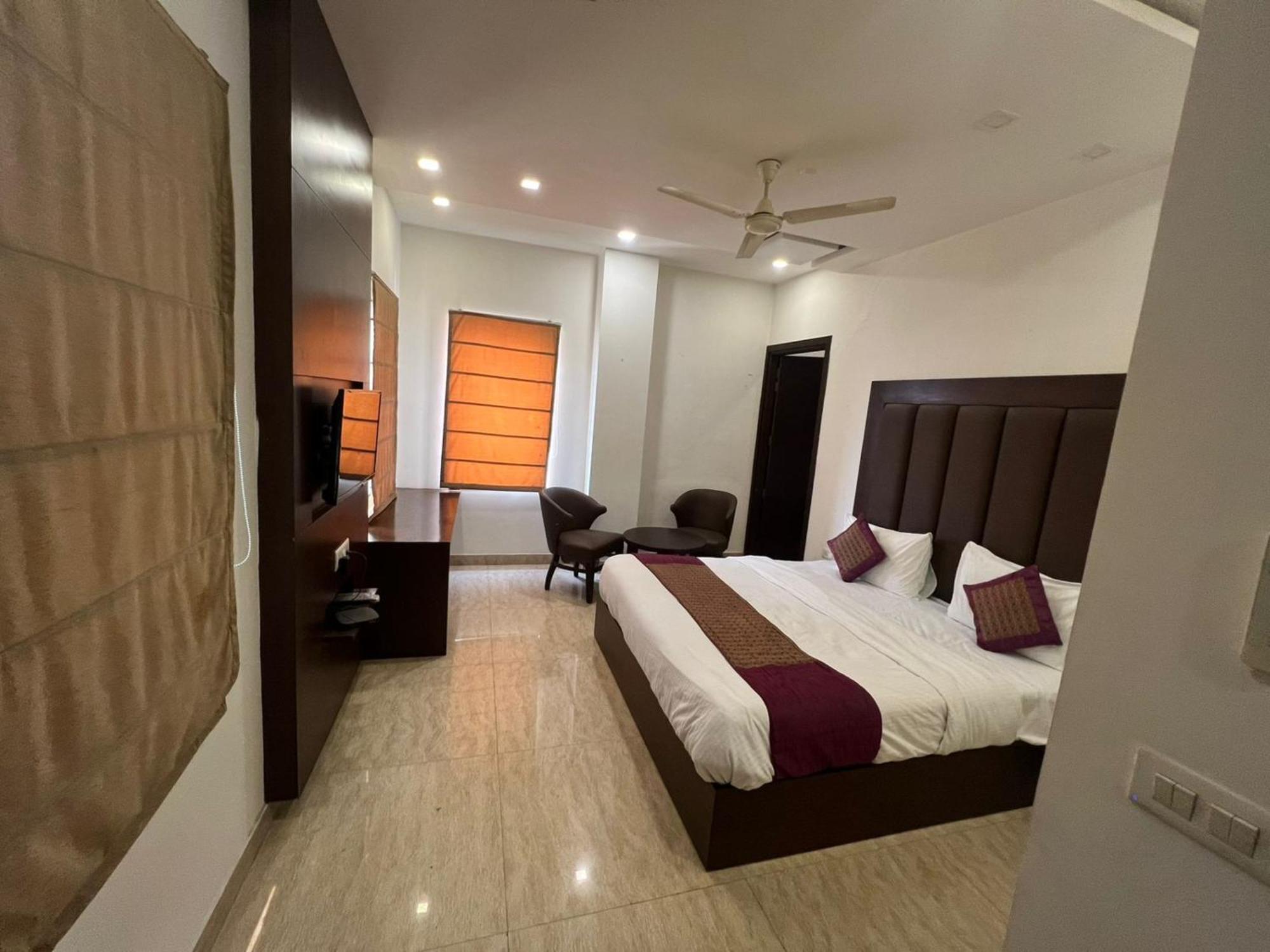Hotel Royal Palace Hapur Esterno foto