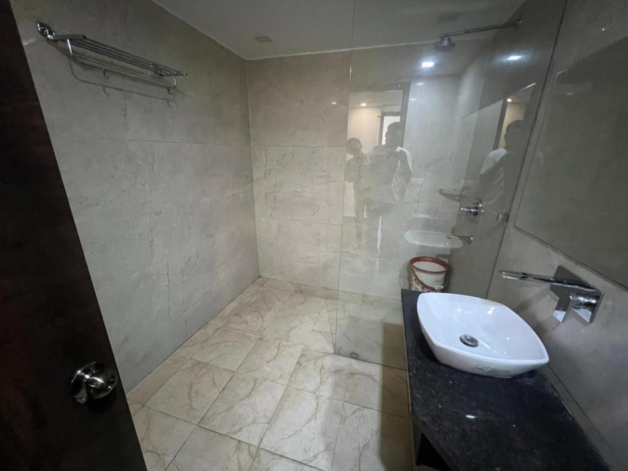Hotel Royal Palace Hapur Esterno foto