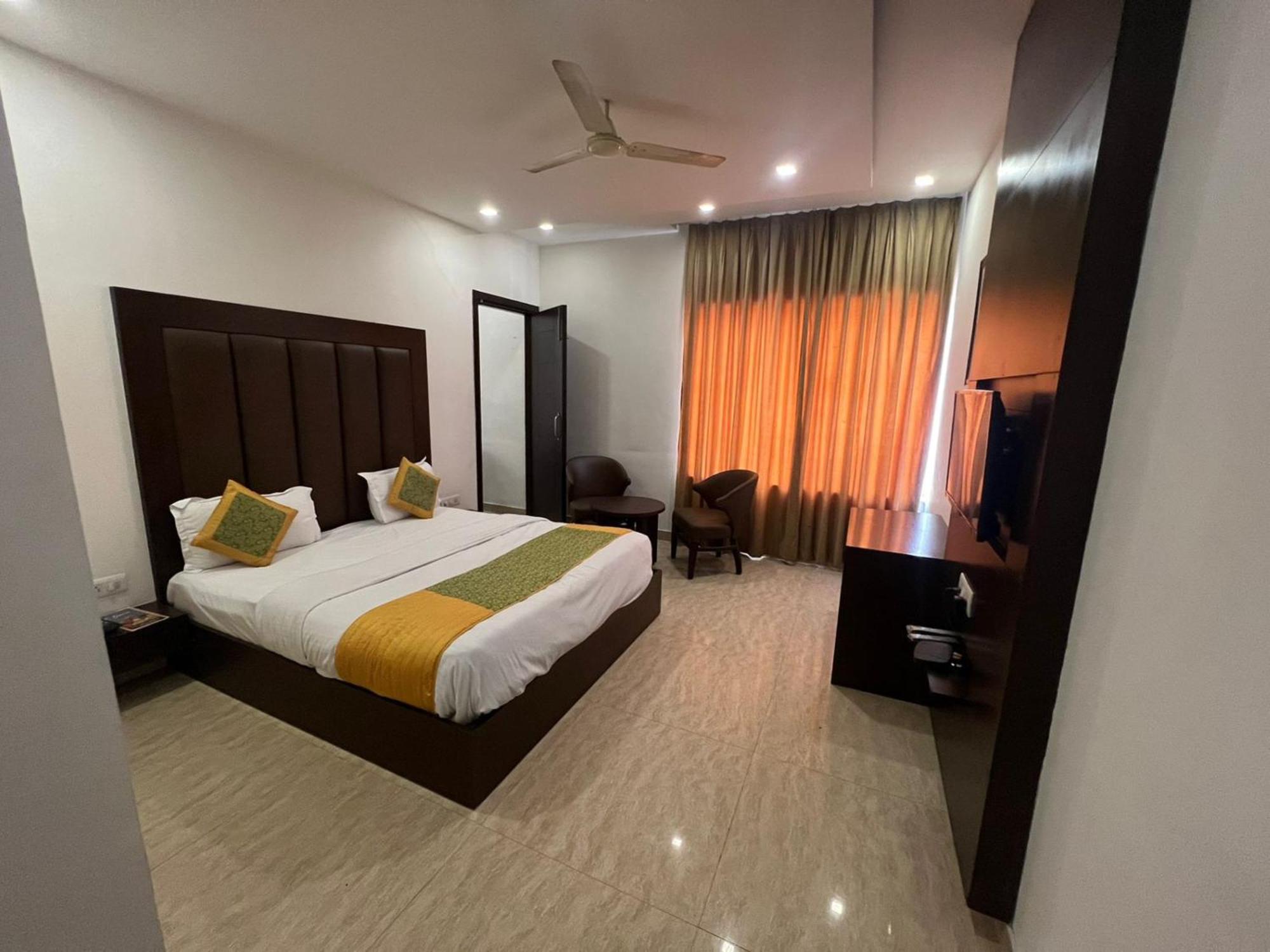 Hotel Royal Palace Hapur Esterno foto