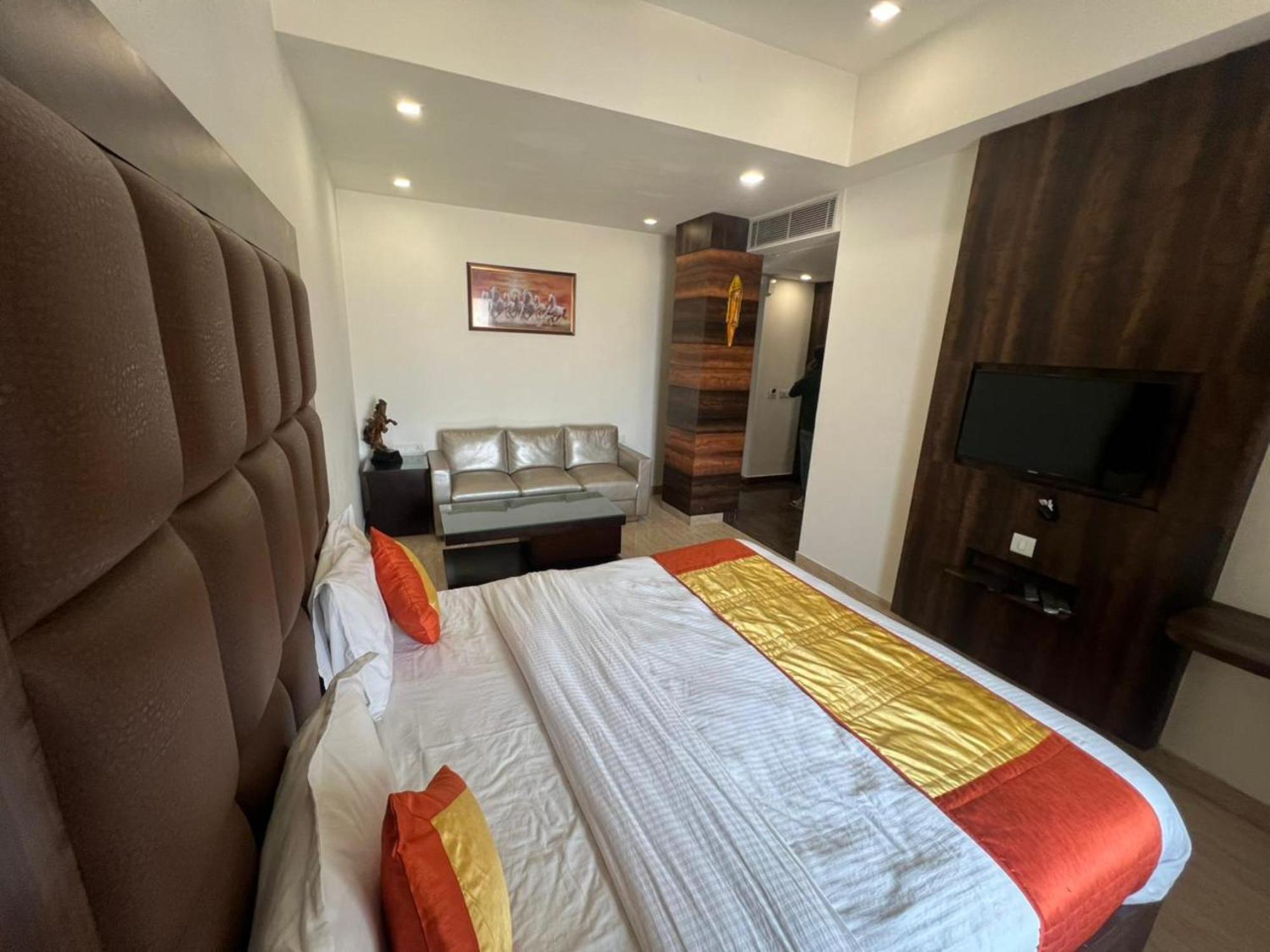 Hotel Royal Palace Hapur Esterno foto