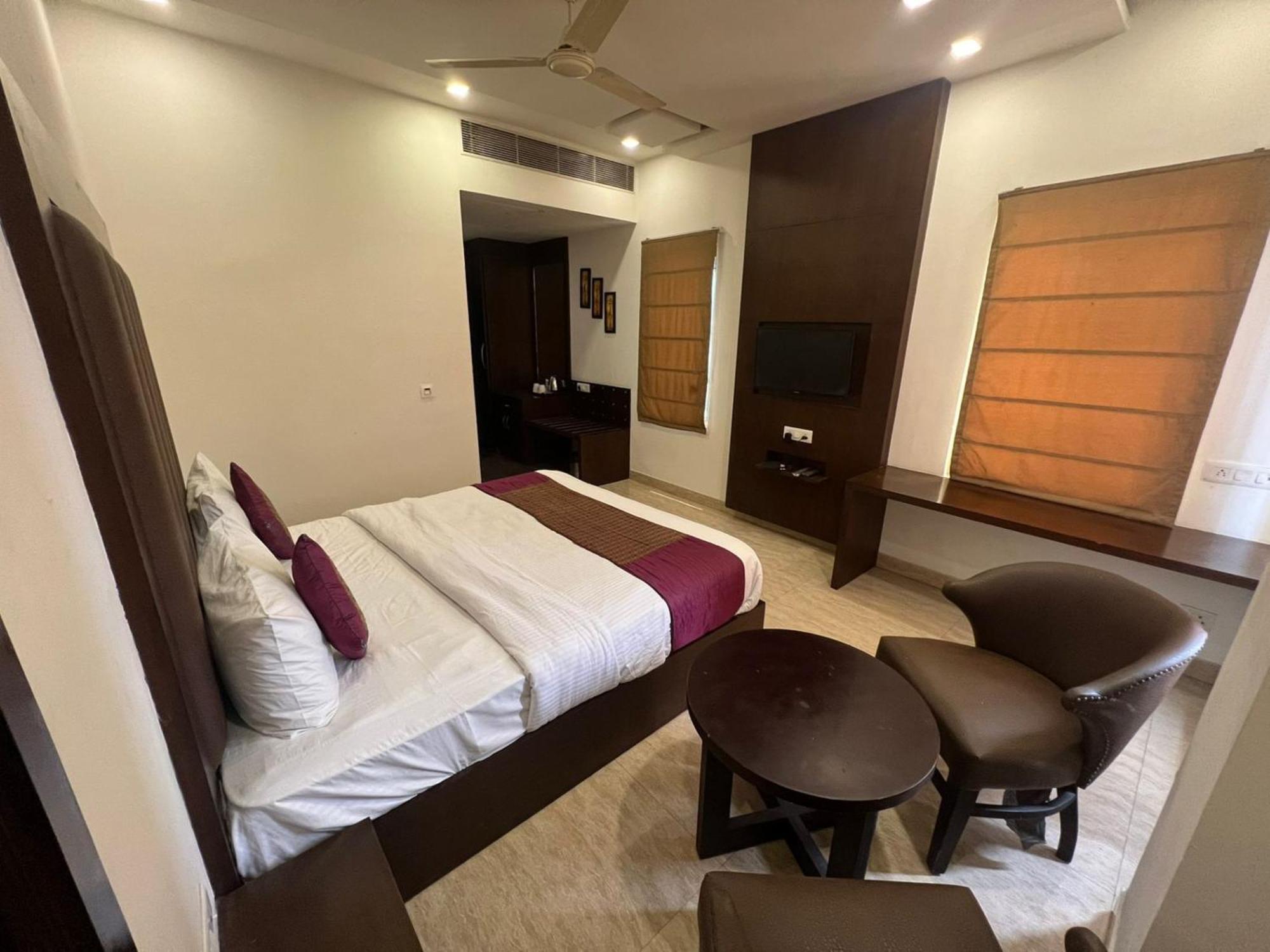 Hotel Royal Palace Hapur Esterno foto