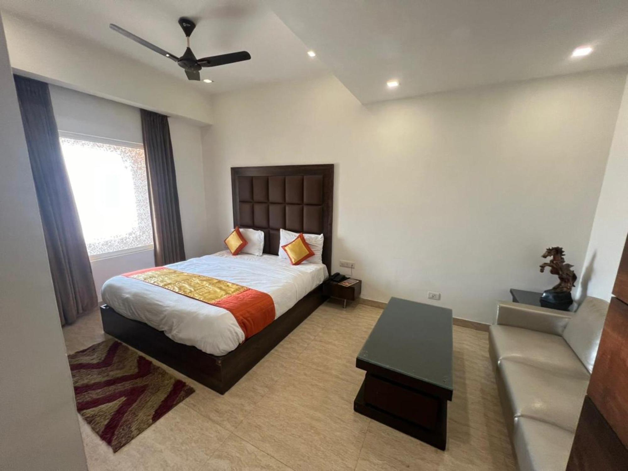 Hotel Royal Palace Hapur Esterno foto