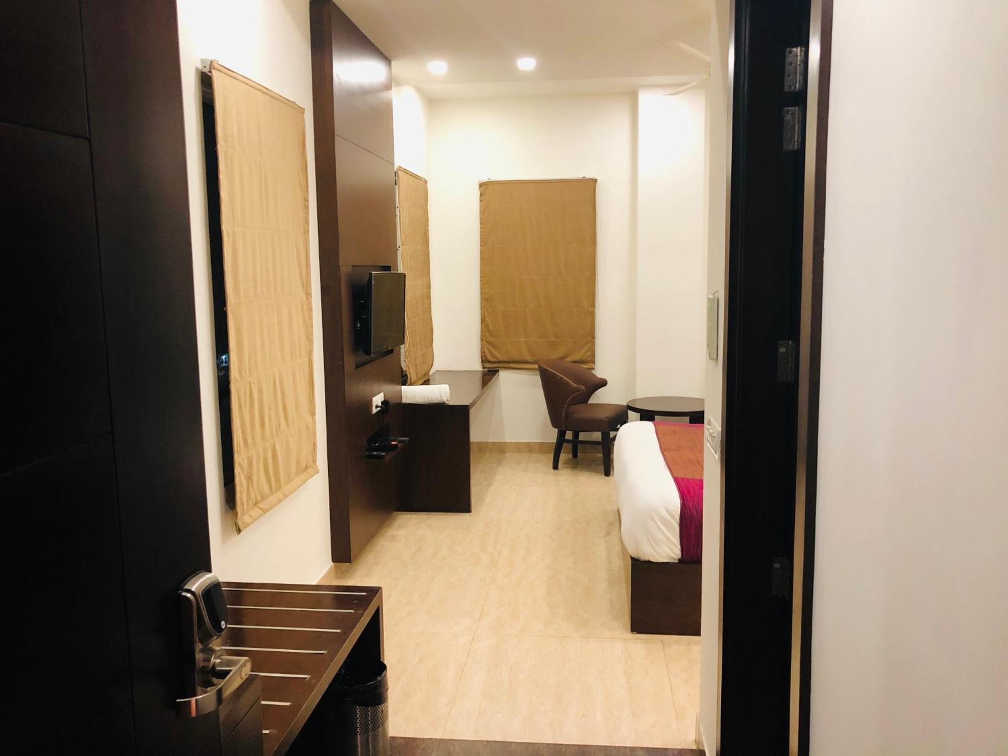 Hotel Royal Palace Hapur Esterno foto