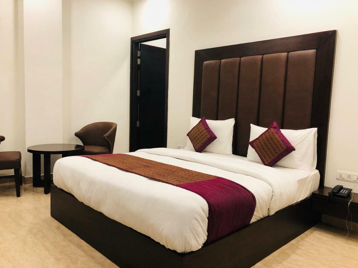 Hotel Royal Palace Hapur Esterno foto