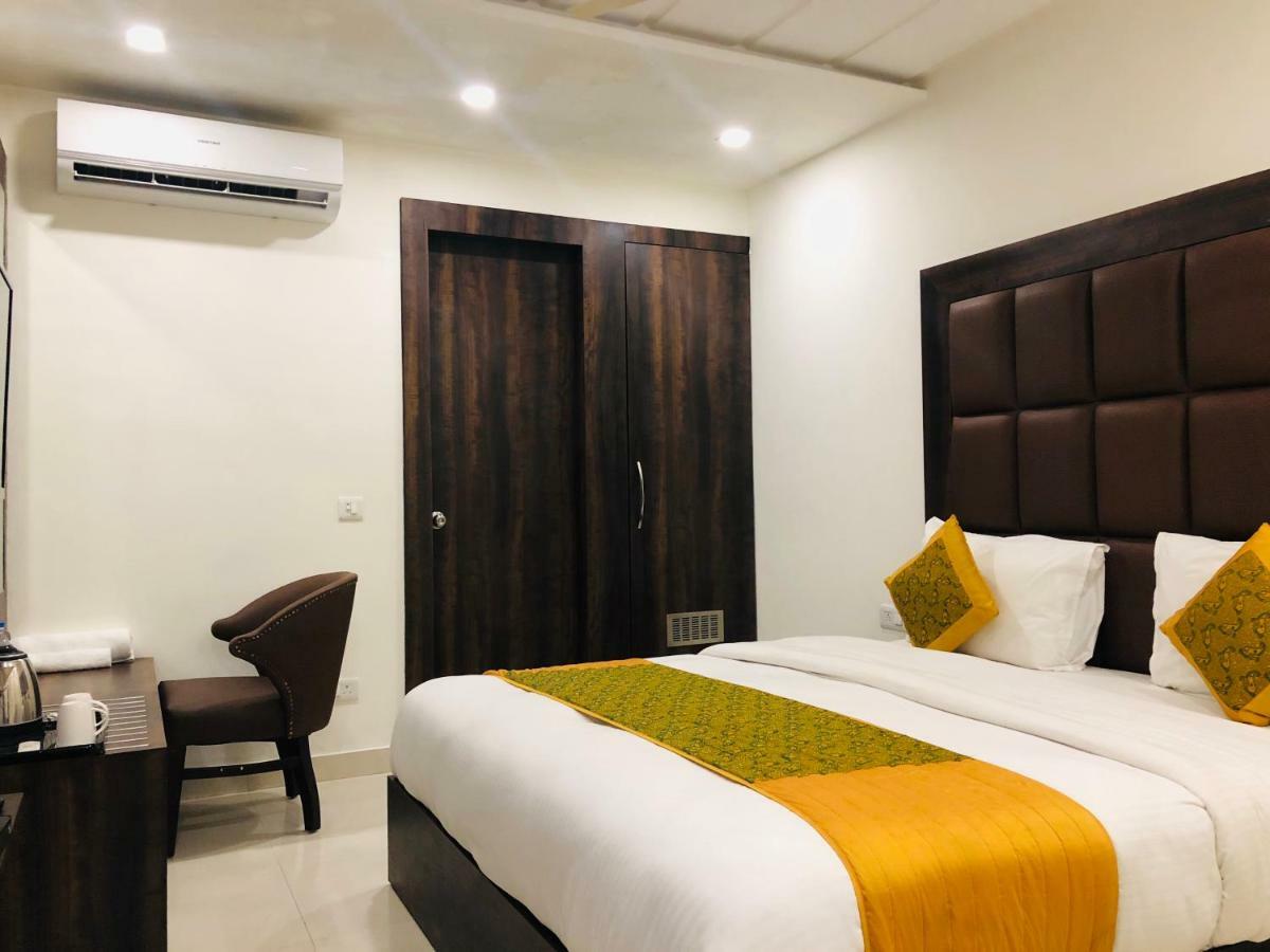 Hotel Royal Palace Hapur Esterno foto